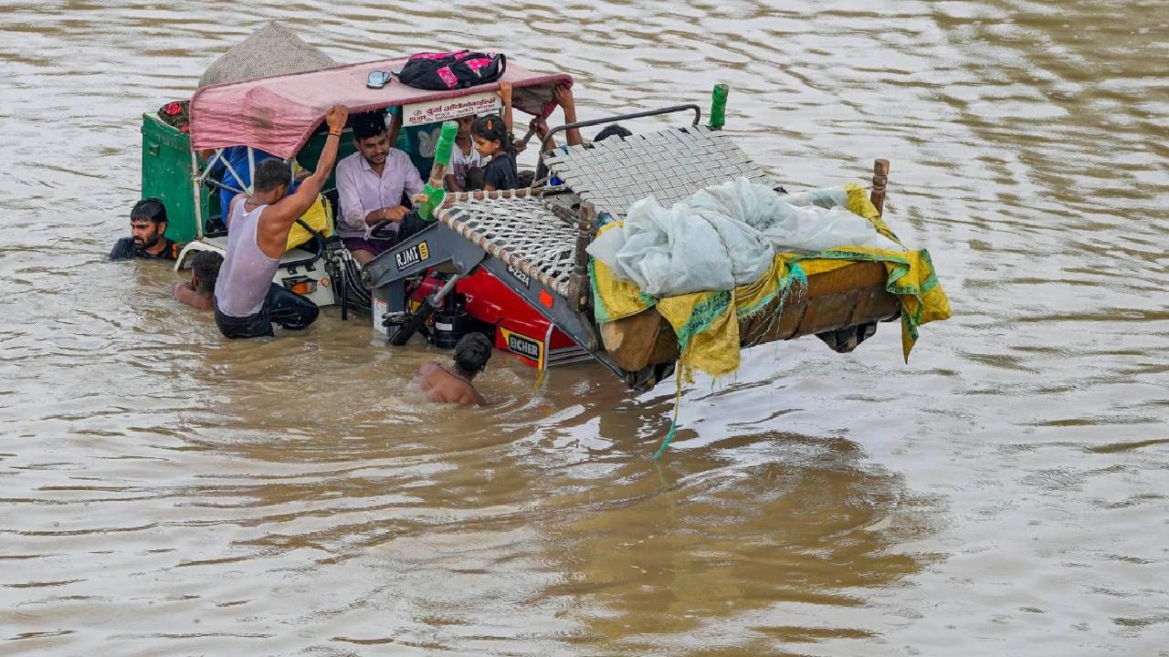 यमुना नदीच्या पाण्याच्या पातळीत वाढ झाल्यामुळे काही परिसरात पाणी भरलं आहे. पाण्याच्या पातळीत मोठी वाढ होत असल्यामुळे रस्ते बंद कऱण्यात आले आहेत. अनेक सरकारी कार्यालयात सुध्दा पाणी भरलं आहे. १६ हजार पेक्षा अधिक लोकांना इतर ठिकाणी स्थलांतर करण्यात आलं आहे.