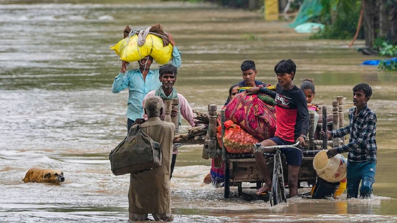 उत्तर भारतात मागच्या कित्येक दिवसात मुसळधार पाऊस झाला आहे. देशाची राजधानी एका मोठ्या पुरामुळे अडचणीत आहे. 