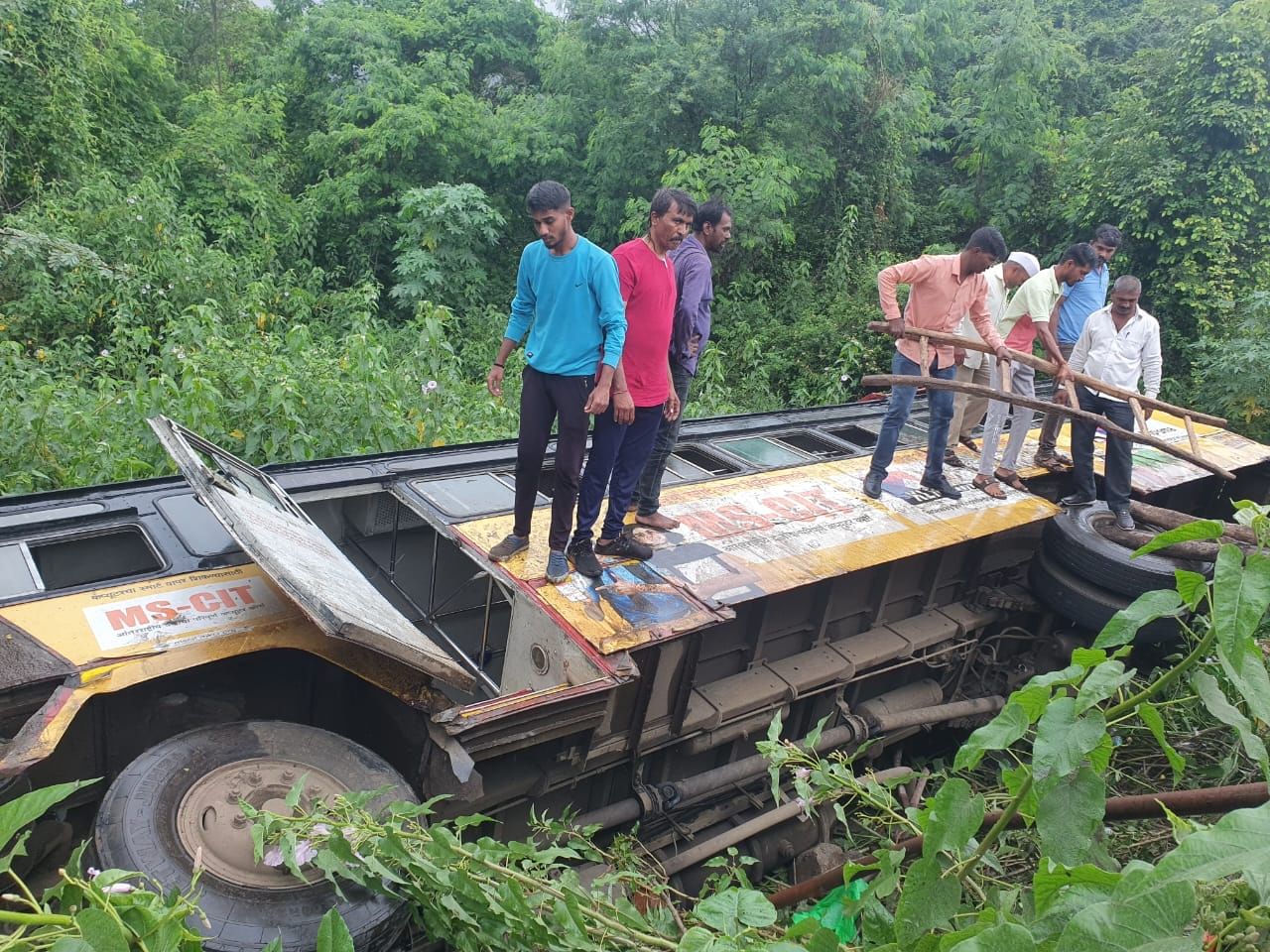 नाशिकमधील ही घटना ताजी असताना पुन्हा गुरुवारी बसचा अपघात झाला. भीमाशंकरवरुन कल्याणला जाणाऱ्या एस टी बसचा अपघात झाला.  