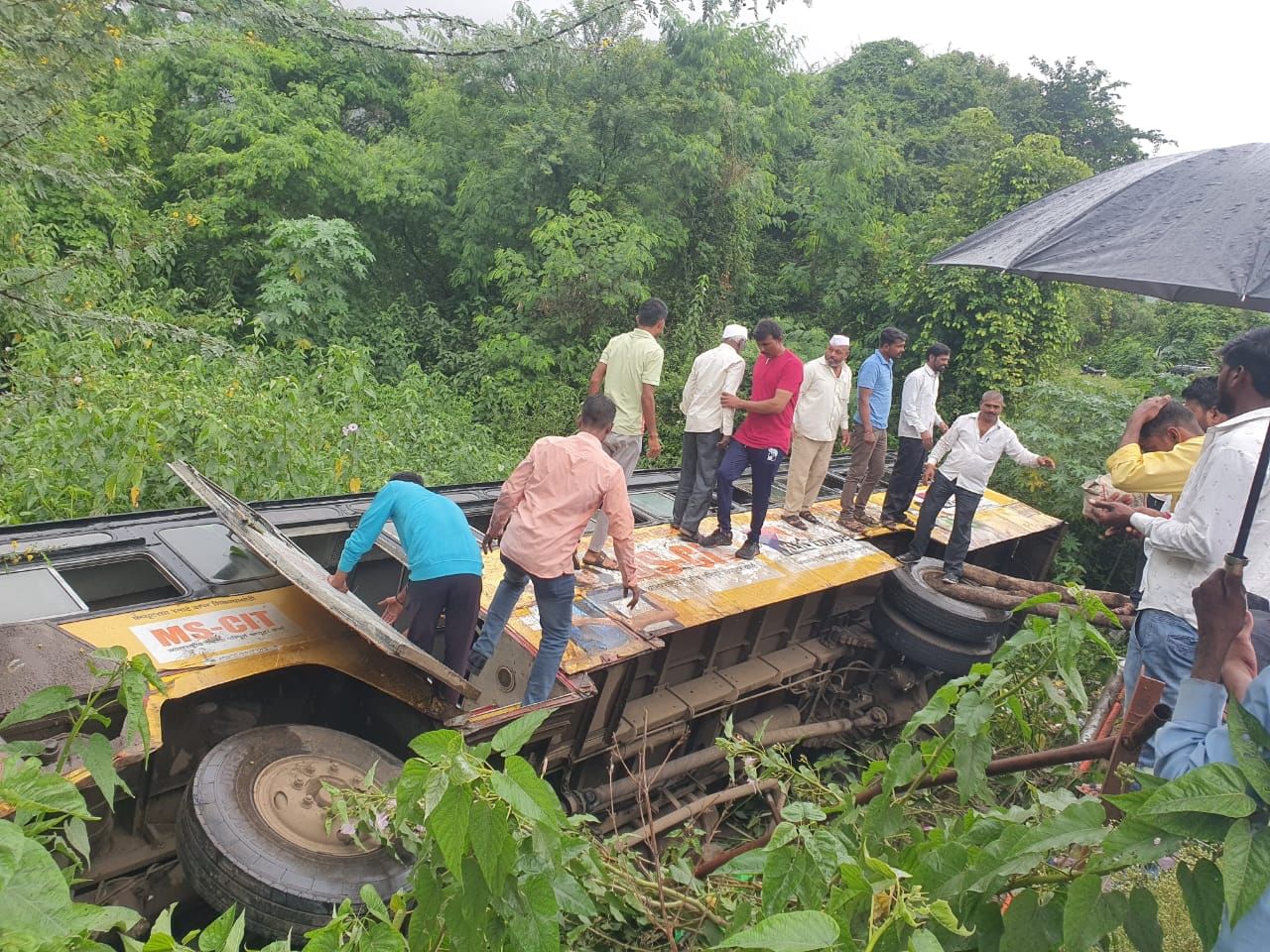 गिरवली गावाजवळ दरीत एसटी बस पलटी झाल्याची घटना गुरुवारी घडली. या बसमधून ३५ प्रवाशी प्रवास करत होते. अपघातात तीन प्रवासी गंभीर जखमी झाले आहे. 