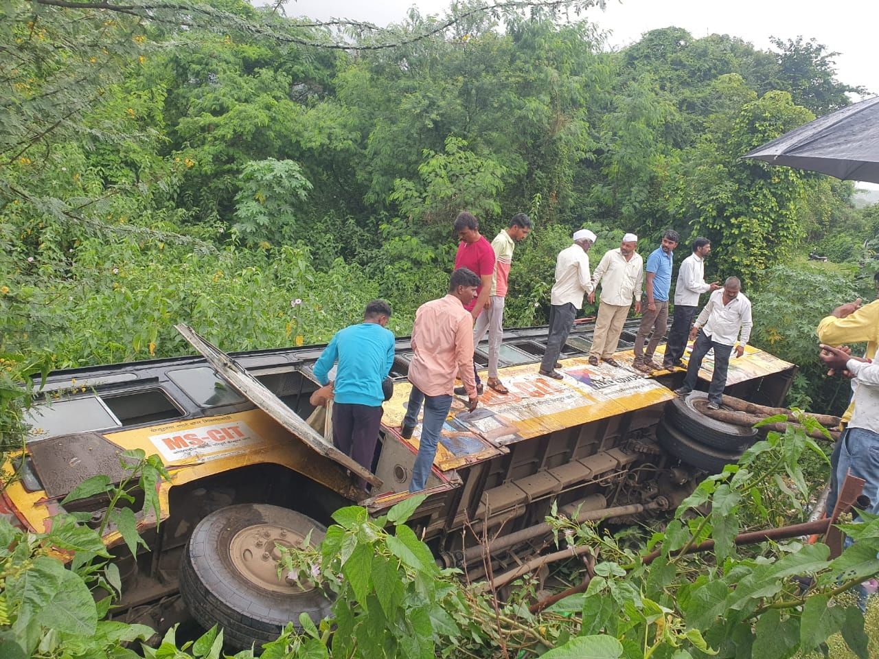 बसमधील जखमींचा आकडा वाढण्याची शक्यता आहे. जखमींना तातडीने रुग्णालयात दाखल करण्यात आले. त्यांच्यावर घोडेगाव ग्रामीण रुग्णालयमध्ये उपचार सुरू आहे.