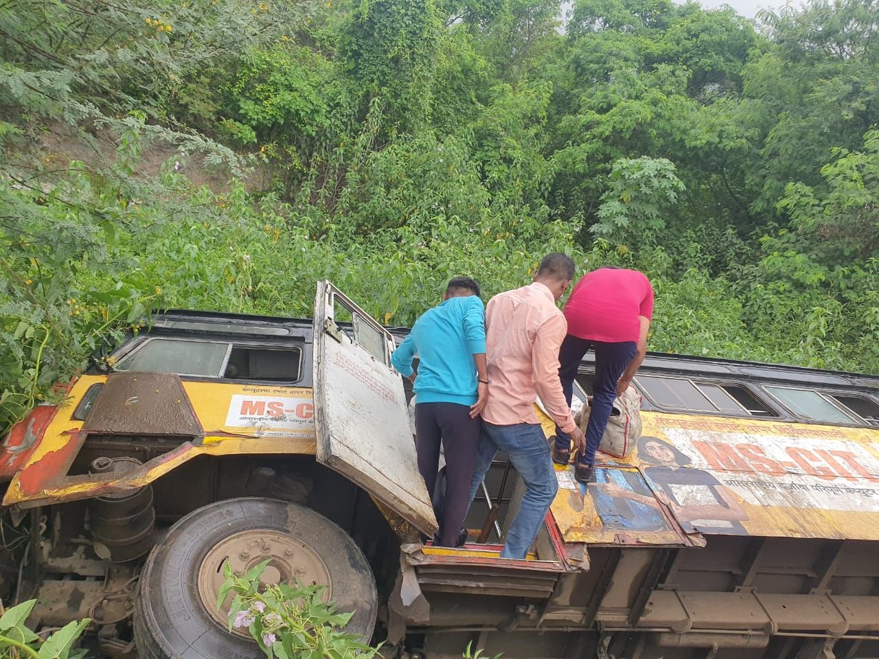 बस अपघाताची माहिती मिळताच स्थानिक नागरिकांनी धाव घेतली. त्यांनी जखमींना रुग्णालयात दाखल करण्यासाठी मदत केली. 