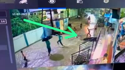 पावसाच्या पाण्यात खेळत होता, चप्पल नाल्यात पडली म्हणून काढायला गेला अन् घात झाला !