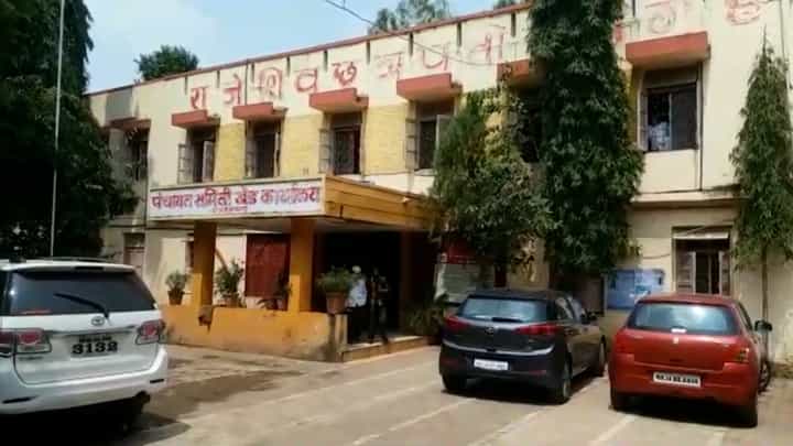 कोणी शाळेला मास्तर देता का मास्तर; शिक्षणाच्या माहेर घरातच शिक्षणाला घरघर कोणी शाळेला मास्तर देता का मास्तर; शिक्षणाच्या माहेर घरातच शिक्षणाला घरघर