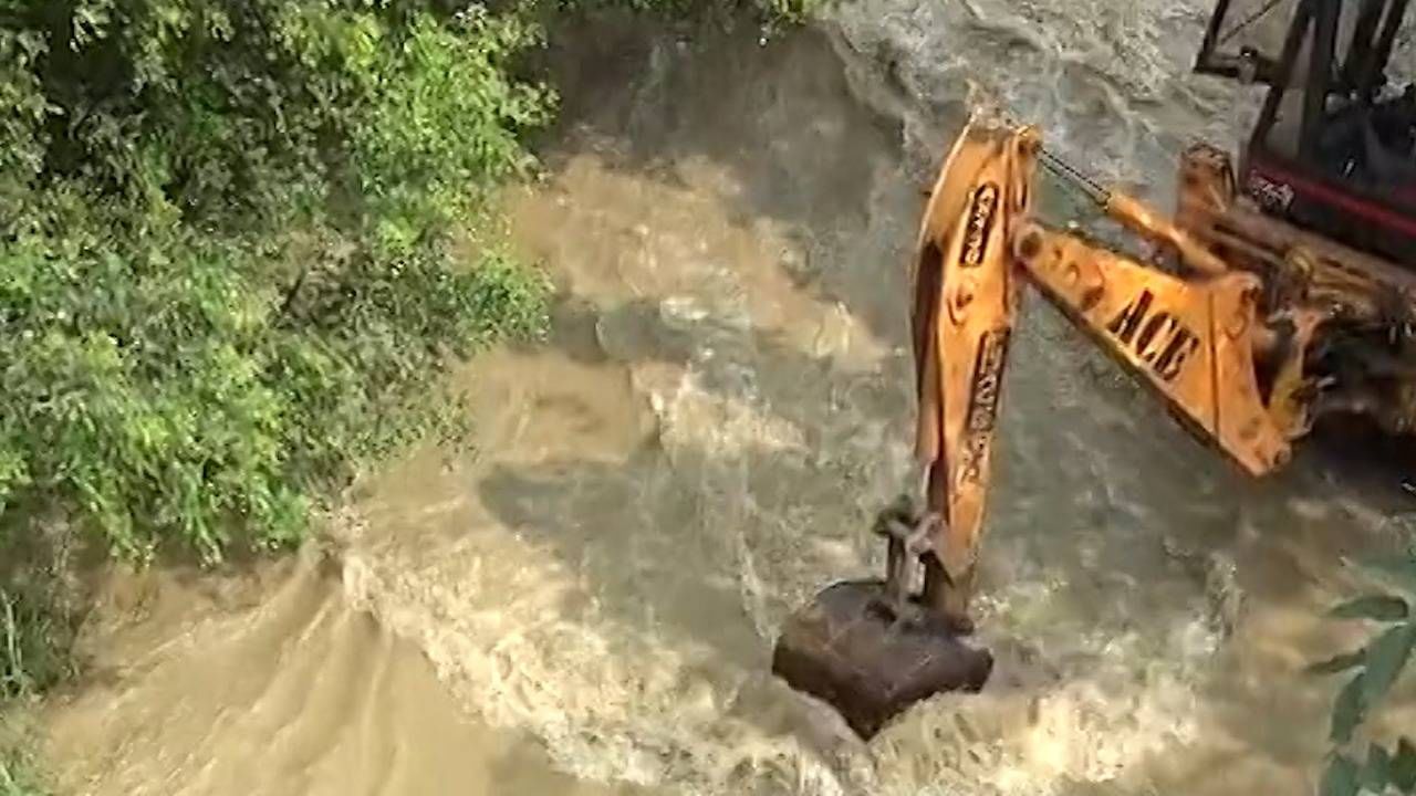 शनिवारपासून दिल्लीमध्ये मुसळधार पाऊस कोसळत आहे. या पावसामुळे दिल्ली तुंबल्याचे बघायला मिळत आहे. सततच्या पावसामुळे नागरिकांचे जनजीवन पुर्णपणे विस्कळीत झाले. 