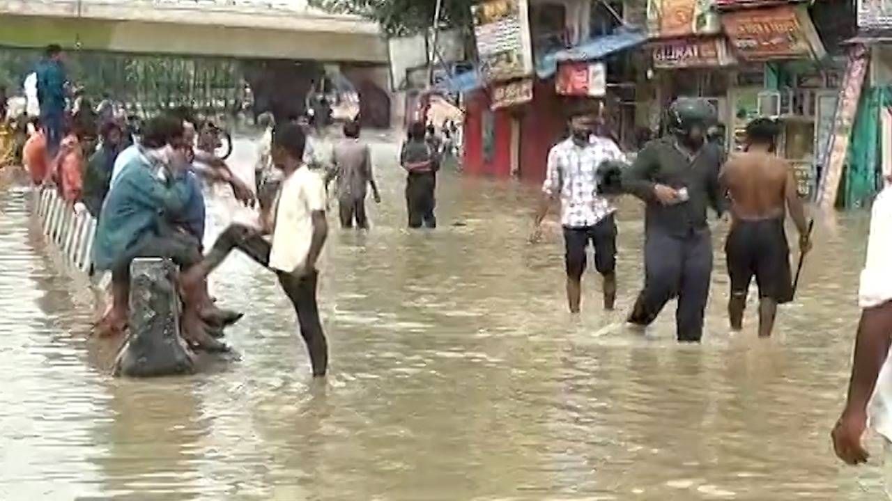 फक्त दिल्लीच नाही तर पंजाबमधील पूरस्थिती पाहून सरकारने शाळा बंद ठेवण्याचा निर्णय घेतला आहे. हिमाचल प्रदेशमध्ये देखील पावसामुळे मोठे नुकसान झाले. 