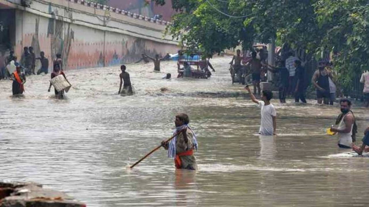  यमुना नदीच्या पातळीत बरीच वाढ झाल्याने मागच्या 45 वर्षांचा रेकॉर्ड आधीच तुटला आहे. पुरामुळे राजधानी अडचणीत सापडली आहे.  अनेक शाळा बंद ठेवण्यात आल्या आहेत.