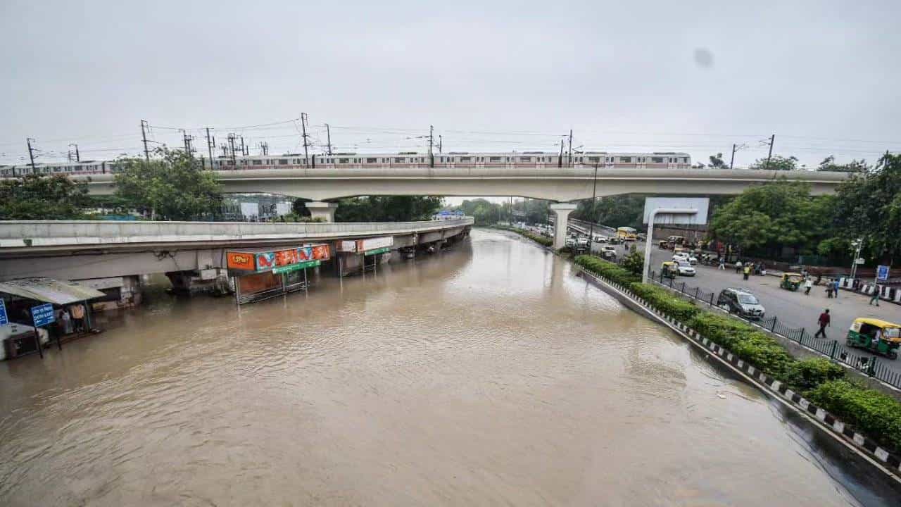 राजधानी दिल्लीत गेल्या काही दिवसांपासून झालेल्या मुसळधार पावसामुळे यमुना नदी दुथडी भरून वाहू लागली आहे. नदीचं पाणी शहरातील काही भागांत शिरून साचल्यामुळे नागरिकांची त्रेधा उडाली आहे.