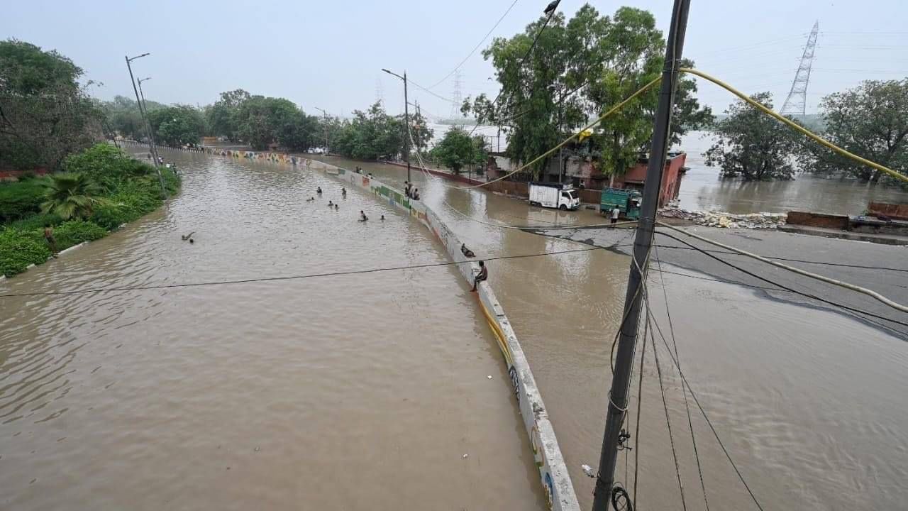  मुख्य रस्त्यांवर आलेल्या पाण्यामुळे अनेक रस्ते बंद करण्यात आले आहेत. नागरिकांना मोठ्या प्रमाणात गैरसोय सहन करावी लागत आहे.  