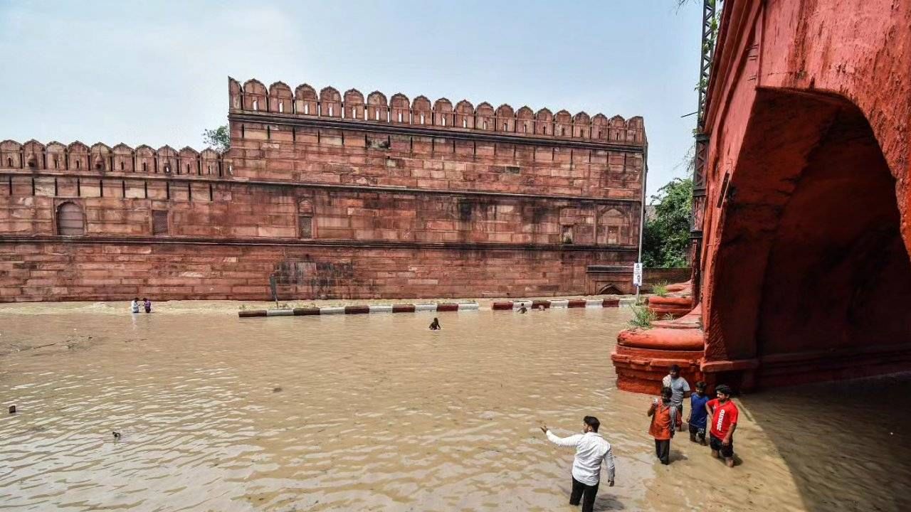 लाल किल्ल्याचा परिसरही पुराच्या तडाख्यात सापडला आहे. 