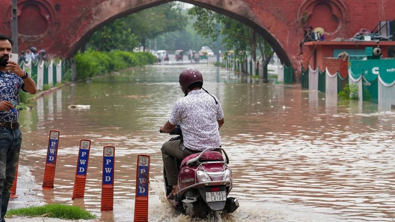 यमुनेचं पाणी राजधानीतील अनेक सखल भागात साचल्याने रस्त्यांना स्विमिंग पूलचे स्वरूप आलं आहे.