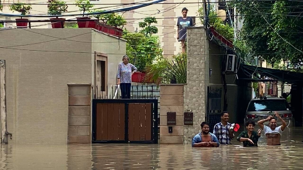 बऱ्याच भागात नागरिकांच्या घरातही पाणी शिरलं आहे. सिव्हिल लाइन्स, वजीराबाद, काश्मीरी गेट येथील काही भागांत पाणी साचलं आहे. 