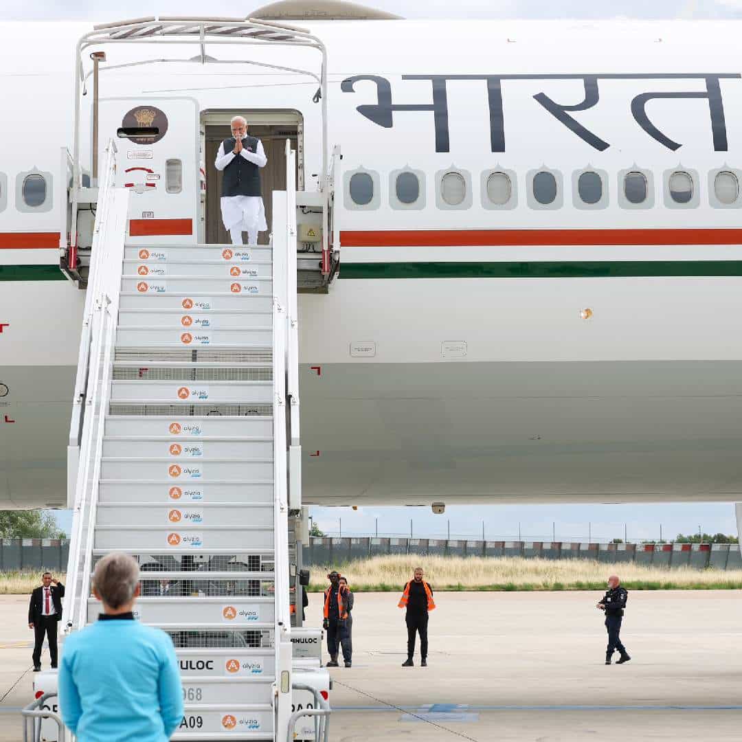 पंतप्रधान नरेंद्र मोदी यांचे पॅरीस विमानतळावर स्वागत करण्यात आले. फ्रान्सच्या पंतप्रधान एलिझाबेथ बोर्न यांनी भारताचे पंतप्रधान नरेंद्र मोदी यांचे विमानतळावर स्वागत केले. पंतप्रधान मोदी यांना गार्ड ऑफ ऑनर करण्यात आले.