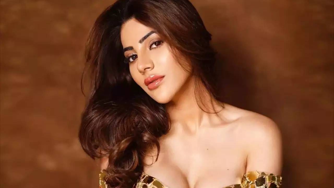 नुकताच निक्की तांबोळी हिने एक अत्यंत बोल्ड व्हिडीओ हा सोशल मीडियावर शेअर केला आहे. हा निक्की तांबोळी हिचा व्हिडीओ पाहून सर्वांनाच मोठा धक्का बसलाय. 