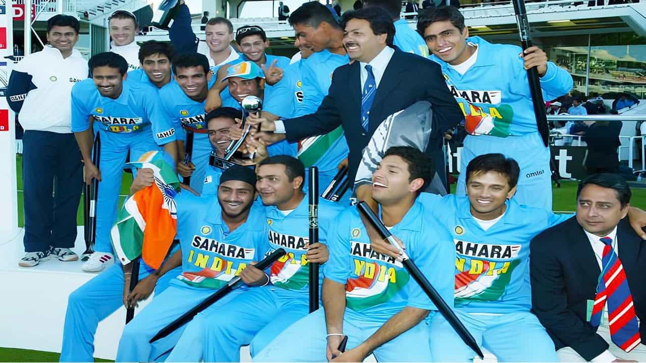 टीम इंडियाच्या लॉर्ड्सवरील ऐतिहासिक विजयाला आज (13 जुलै) तब्बल 21 वर्ष पूर्ण झाली आहेत. सौरव गांगुली याच्या नेतृत्वात टीम इंडियाने इंग्लंडला लॉर्ड्सवर चारीमुंड्या चीत करत मालिका जिंकली. या विजयानंतर दादाने लॉर्ड्सच्या गॅलरीतून जर्सी भिरकावत इंग्लंड एंड्रयू फ्लिंटॉफ याला जशास तसं उत्तर दिलं होतं. टीम इंडियाचा हा विजय प्रत्येक भारतीय क्रिकेट चाहत्यांच्या मनात आजही कायम आणि जिवंत आहे.