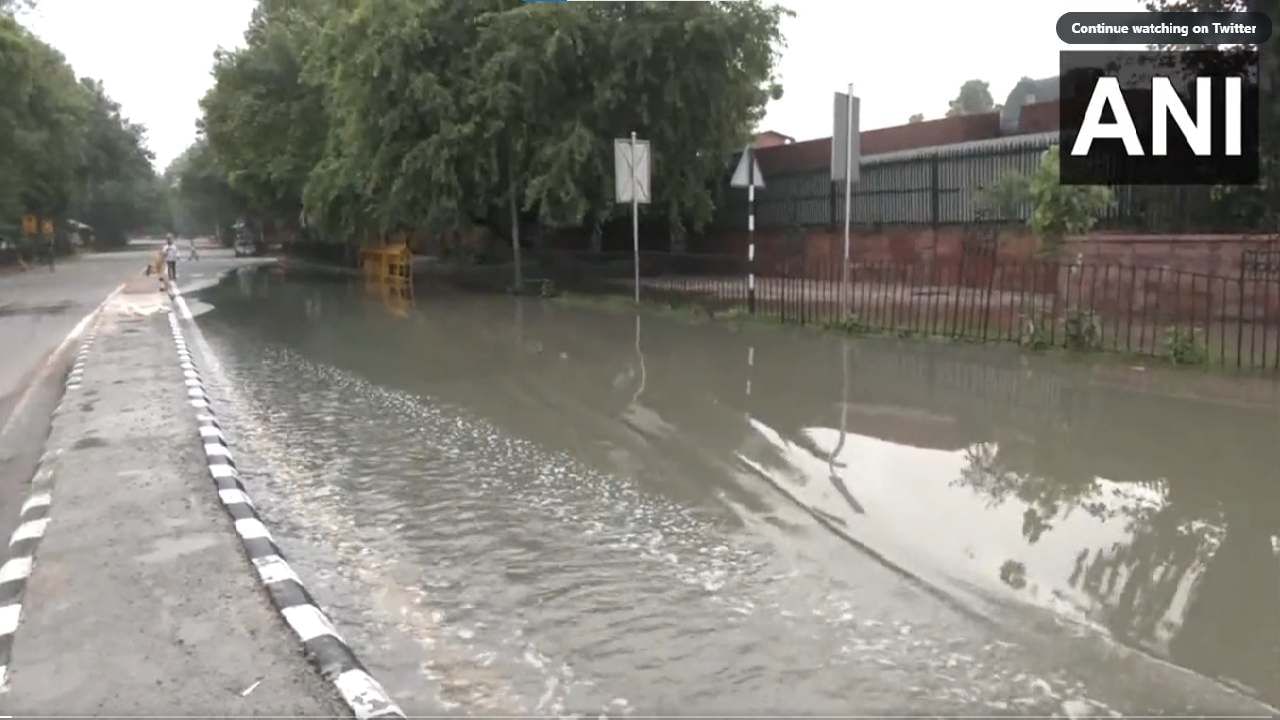 सुप्रीम कोर्ट परिसरही पुराच्या पाण्याने जलमय झाला आहे.