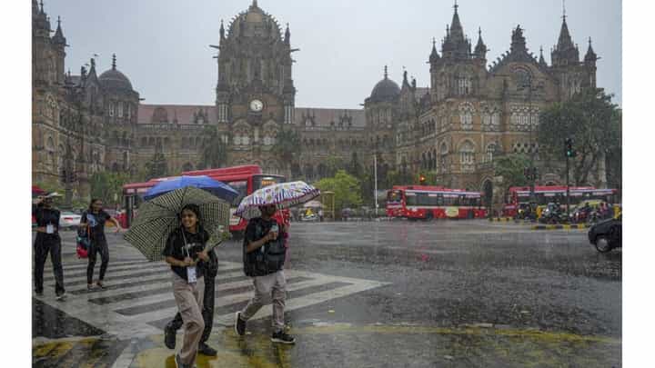 मुंबईसह उपनगरात पावसाचा जोर वाढला; पुढील 5 दिवस पावसाचा इशारा मुंबईसह उपनगरात पावसाचा जोर वाढला; पुढील 5 दिवस पावसाचा इशारा