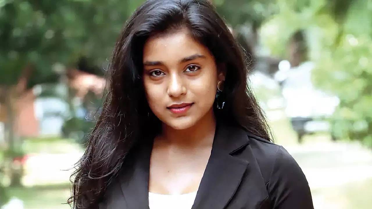 सुंबुल ताैकीर हिने अनेक टीव्ही मालिकांमध्ये महत्वाच्या भूमिका या केल्या आहेत. नुकताच सुंबुल ताैकीर हिने मुंबईमध्ये एक आलिशान घर खरेदी केले आहे. काही दिवसांपूर्वी ती बिग बाॅसमध्ये सहभागी झाली होती. 