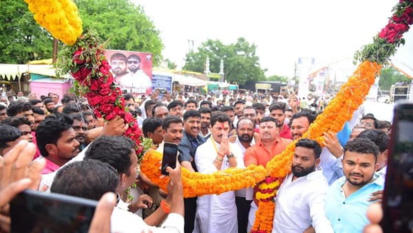 मंत्री झाल्यानंतर धनंजय मुंडे यांनी आज वैजनाथ महादेवाचे दर्शन घेतले. यावेळी त्यांनी सह पत्नीक वैजनाथाची महापूजा केली.