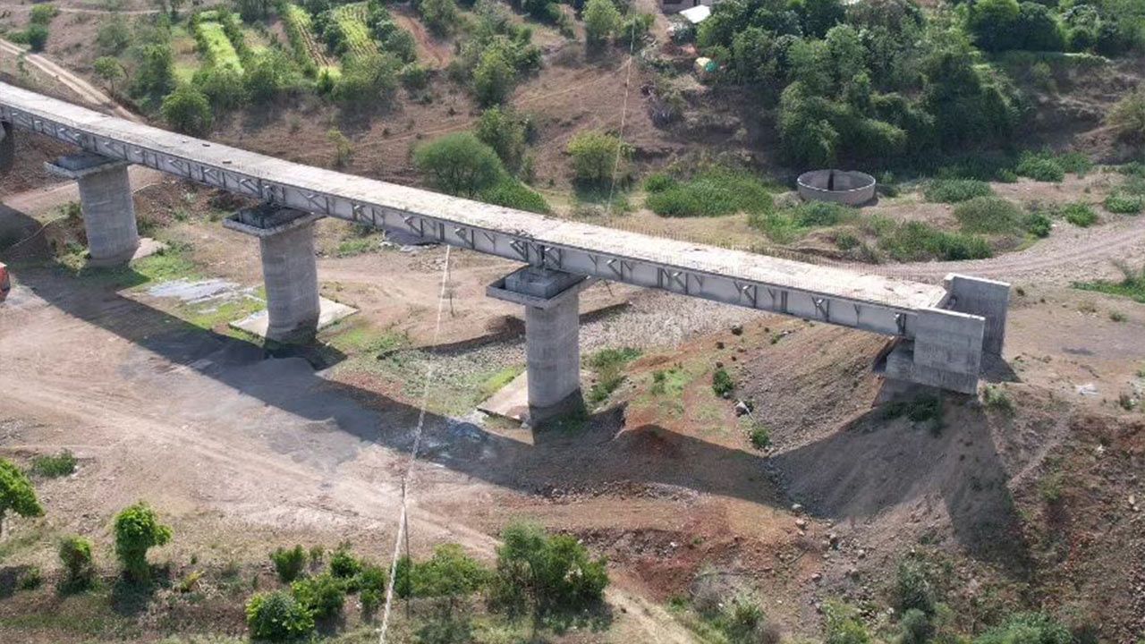 नगर-बीड- परळी या संपूर्ण प्रकल्पाची किंमत 4805.17 कोटी इतकी आहे. 