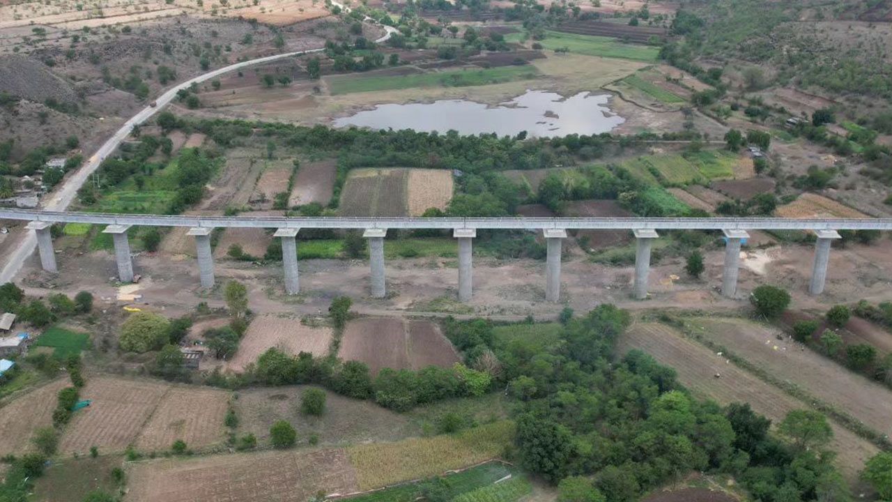 आष्टी - किन्ही-बावी-अमळनेर-जतनदूर- इगनवाडी हा 67.12 किमीचा ( 5 स्थानके ) रेल्वे मार्ग यावर्षी तयार होणार आहे. 