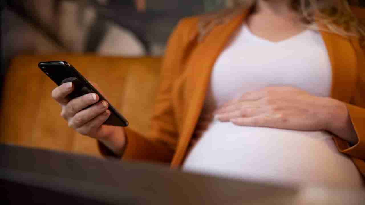 Is It Safe To Use Mobile Phone In Pregnancy : गरोदर महिलांसाठी मोबाईलचा अतिवापर घातक ? तज्ज्ञ काय सांगतात ?