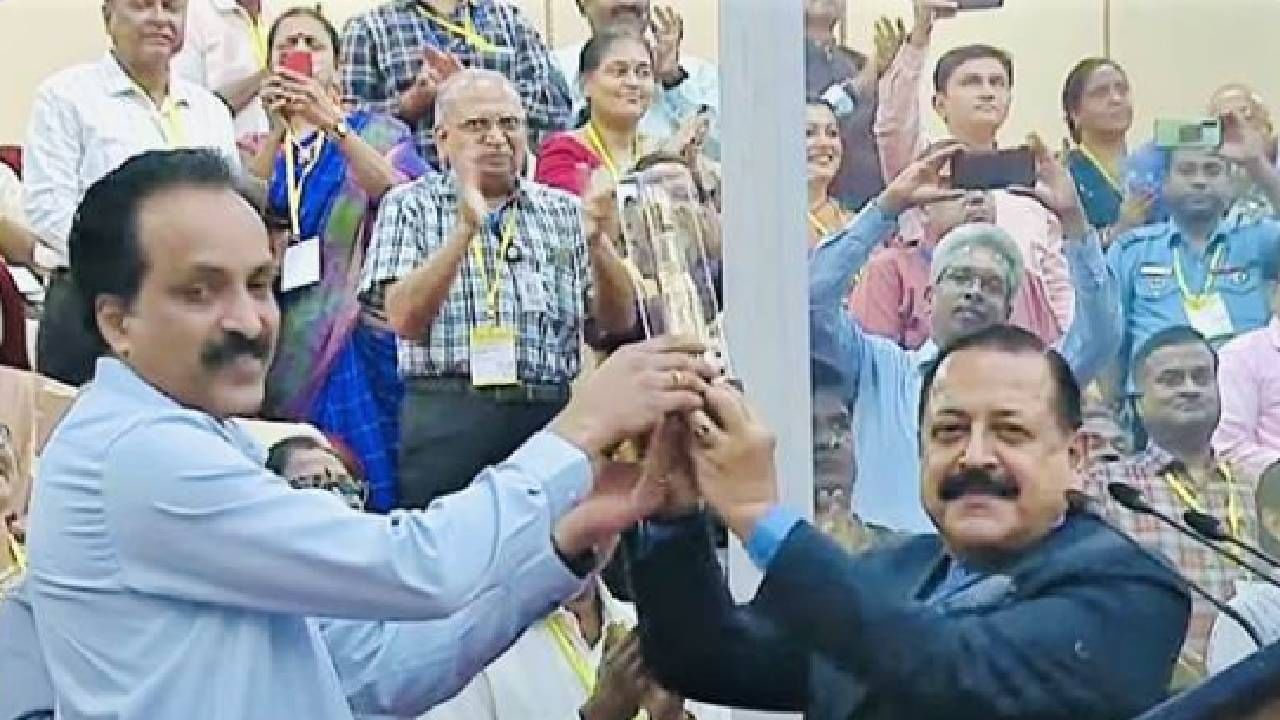 यशस्वी लाँचनंतर इस्रोचे अध्यक्ष एस. सोमनाथ यांनी भारतीयांना शुभेच्छा दिल्या. चांद्रयान 3 अचूक कक्षेत स्थापित झालं असून त्याचा चंद्राच्या दिशेने प्रवास सुरु झालाय. यानाच आरोग्य उत्तम असल्याच त्यांनी सांगितलं. 