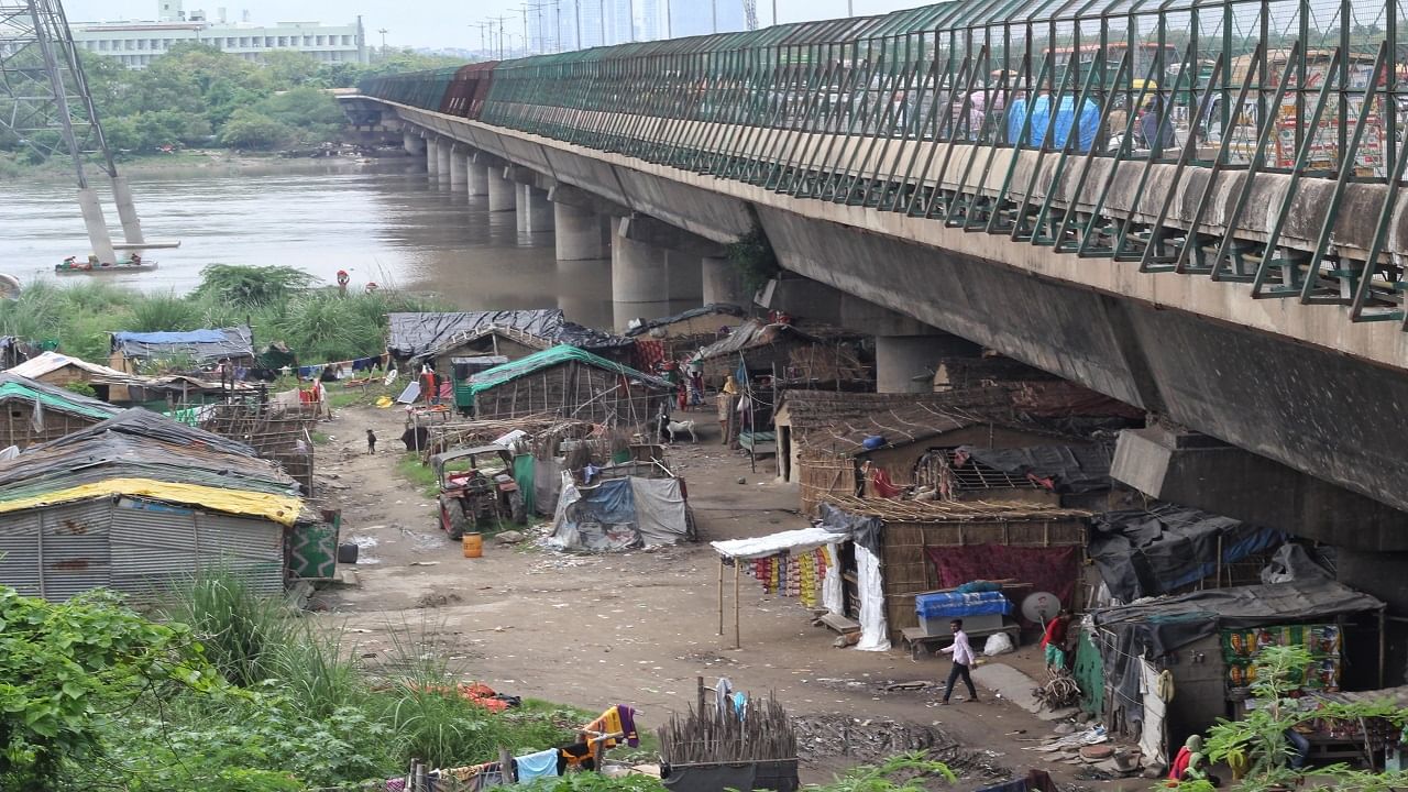 यमुना नदीच्या पूराच्या पाण्यामुळं हजारो लोकं परेशान झाली आहेत. पूराच्या पाण्याची पातळी इतकी वाढली की, वीज, पाणी तीन दिवसांपासून बंद आहे. 