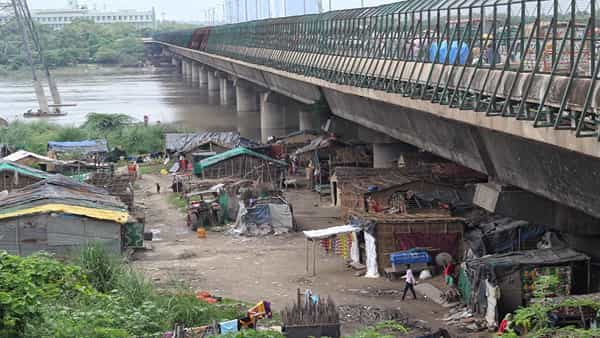 यमुना नदीच्या पूराच्या पाण्यामुळं हजारो लोकं परेशान झाली आहेत. पूराच्या पाण्याची पातळी इतकी वाढली की, वीज, पाणी तीन दिवसांपासून बंद आहे.