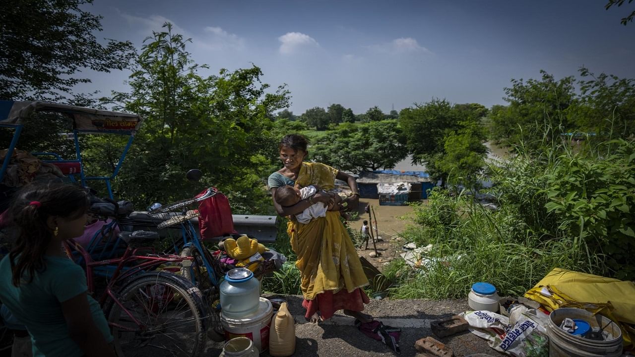 यमुना नदीचं पाणी ओसरायला लागल्यापासून परिस्थिती सुरळीत होत असल्याचं पाहायला मिळत आहे. 