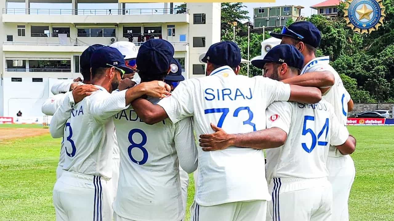 दोन सामन्यांच्या कसोटी मालिकेत भारताने 1-0 ने आघाडी घेतली आहे. या सामन्यात फिरकीपटू आर. अश्विन याने 12 गडी बाद केले. पहिल्या डावात 5 आणि दुसऱ्या डावात 7 गडी बाद केले.