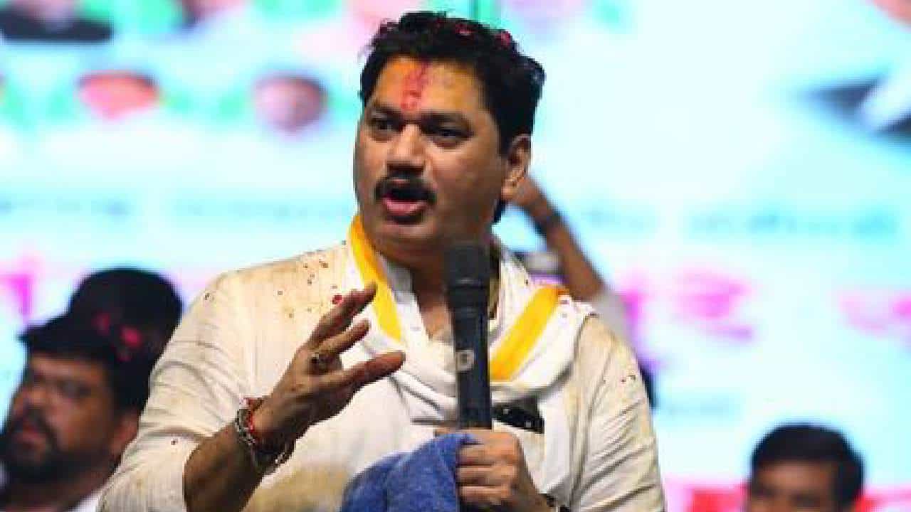 बोगस बियाण्यांच्या मुद्यावरुन सभागृहात गदारोळ, कृषीमंत्री धनंजय मुंडे यांचं विरोधकांना सडेतोड उत्तर!