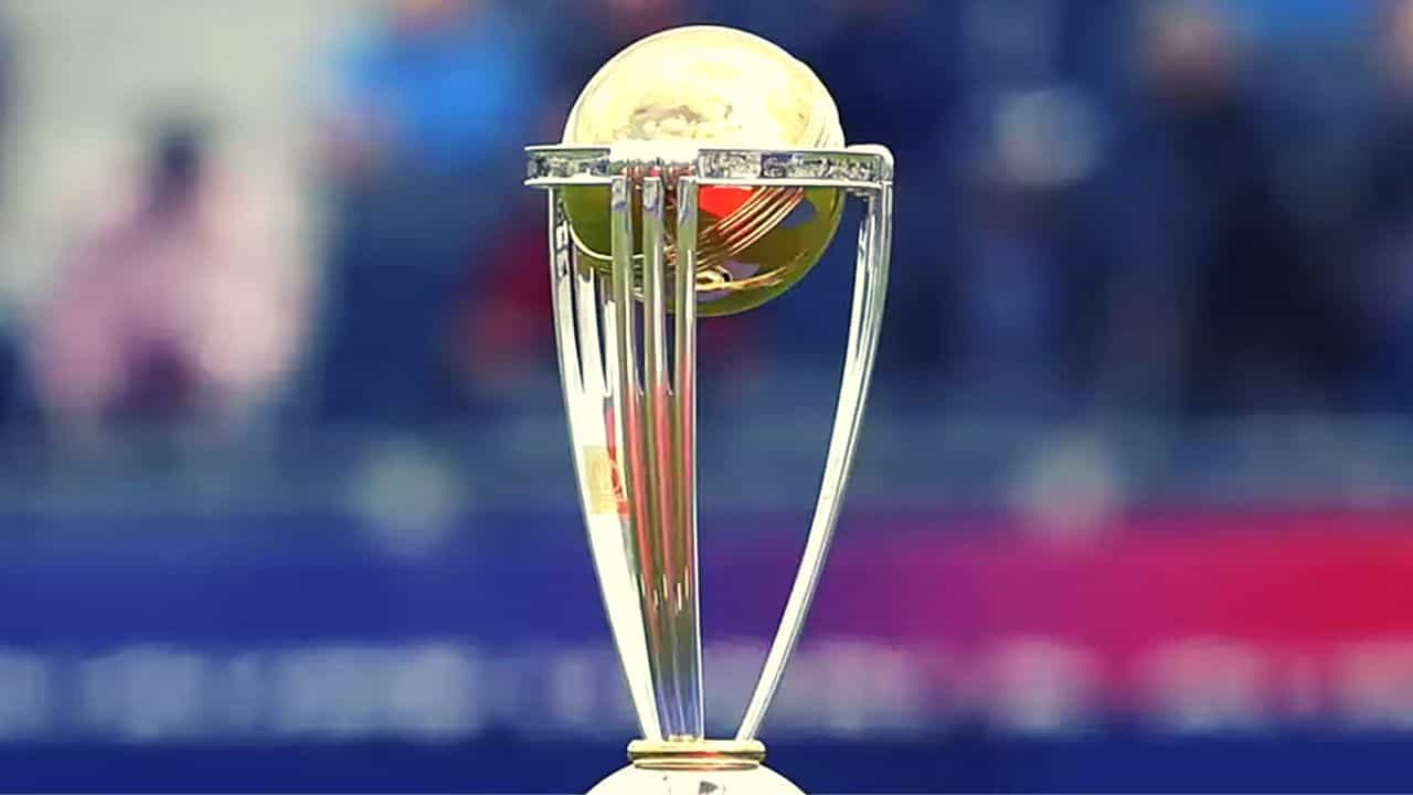 यंदाचा एकदिवसीय वर्ल्ड कप भारतात होणार आहे. मात्र पाकिस्तान संघ भारतामध्ये येणार की नाही याबाबत अद्याप काही स्पष्ट नाही. मात्र याबाबत बोलताना माजी कर्णधार आफ्रिदीने आताच्या क्रिकेट संघाला भारतामध्ये जाऊन जिंकून यावं, असं म्हटलं आहे.