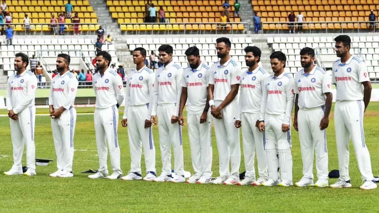 डोमिनिका येथील विंडसर पार्क येथे पार पडलेला पहिला कसोटी सामना भारताने एक डाव आणि 141 धावांनी जिंकला. या विजयासह भारताने 1-0 ने आघाडी घेतली आहे. यशस्वी जयस्वाल आणि रोहित शर्मा यांनी शतकं झळकावली. तर विराट कोहली याने अर्धशतकी खेळी केली.