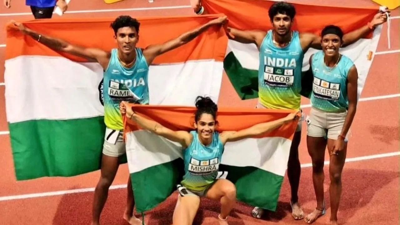 तसेच  4x400 मीटर मिक्स्ड रिलेमध्ये टीम इंडियाने  सुवर्ण पदकाची कमाई केली. राजेश रमेश, ऐश्वर्या मिश्रा, अमोज जेकब आणि शुभा वेंकटेशन या टीमने 3.14.70 मिनिटांमध्ये ही शर्यत पूर्ण केली. (Photo: Twitter/Aishwarya Mishra)