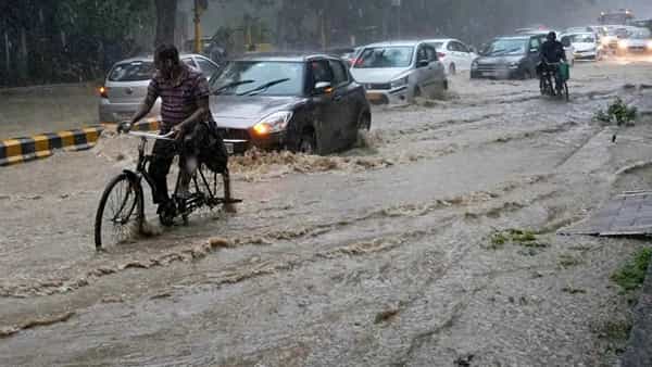राजधानी दिल्लीत पावसाचा कहर पाहायला मिळतोय. मागच्या 40 वर्षांचा रैकॉर्ड मोडत पावसाने धुव्वाधार बॅटिंग केली.