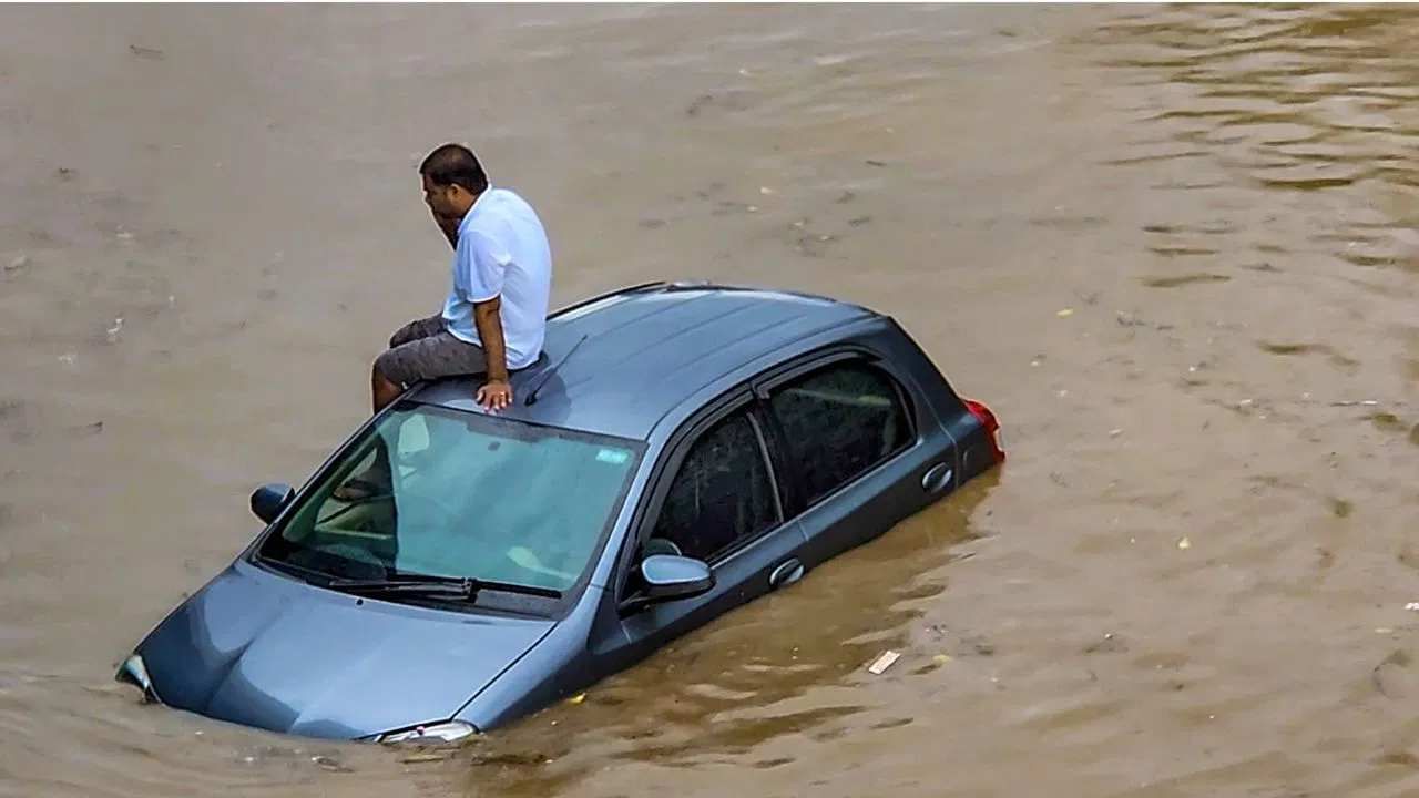 पुढचे पाच दिवस दिल्लीत मुसळधार पावसाची शक्यता वर्तवण्यात आली आहे. दिल्लीचे मुख्यमंत्री अरविंद केजरीवाल यांनी प्रशासनाला सतर्क राहण्याच्या सूचना दिल्या आहेत. 