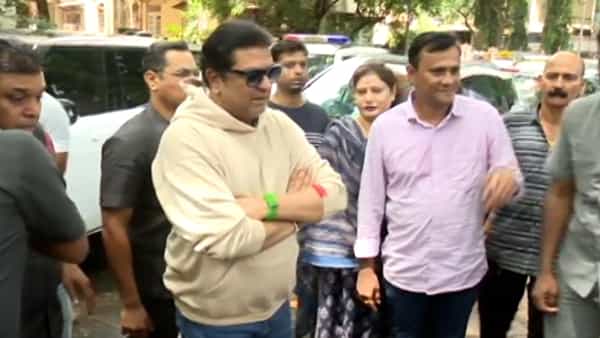 मनसे अध्यक्ष राज ठाकरे यांची सभा असो वा पत्रकार परिषद ते नेहमीच पारंपारिक सदरा-लेंगा या पोषाखात दिसतात. अपवादाने ते वेस्टर्न आऊटफिटमध्ये दिसतात.