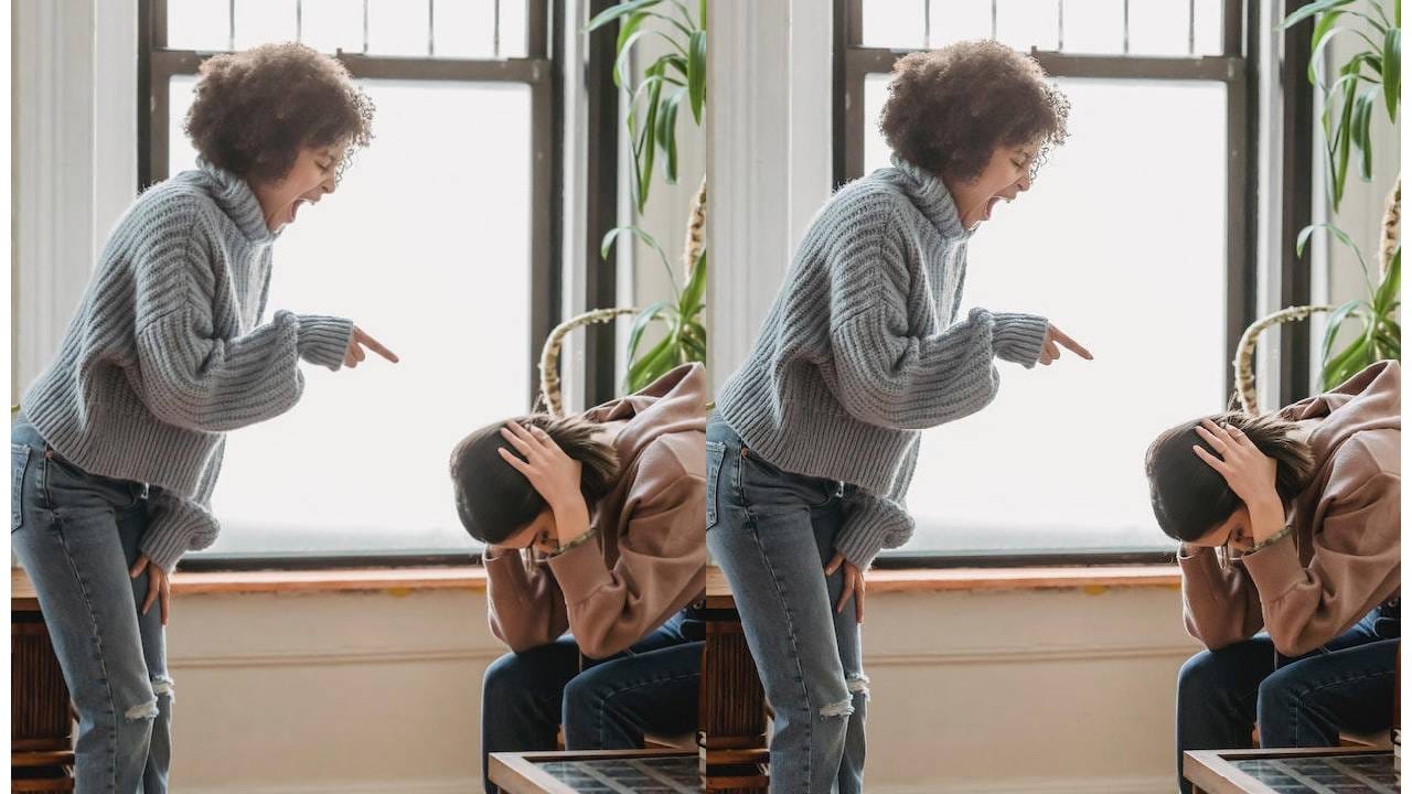 ते सतत तुमच्या निवडी, आवडीनिवडी किंवा आकांक्षांवर टीका करतात किंवा कमी लेखतात