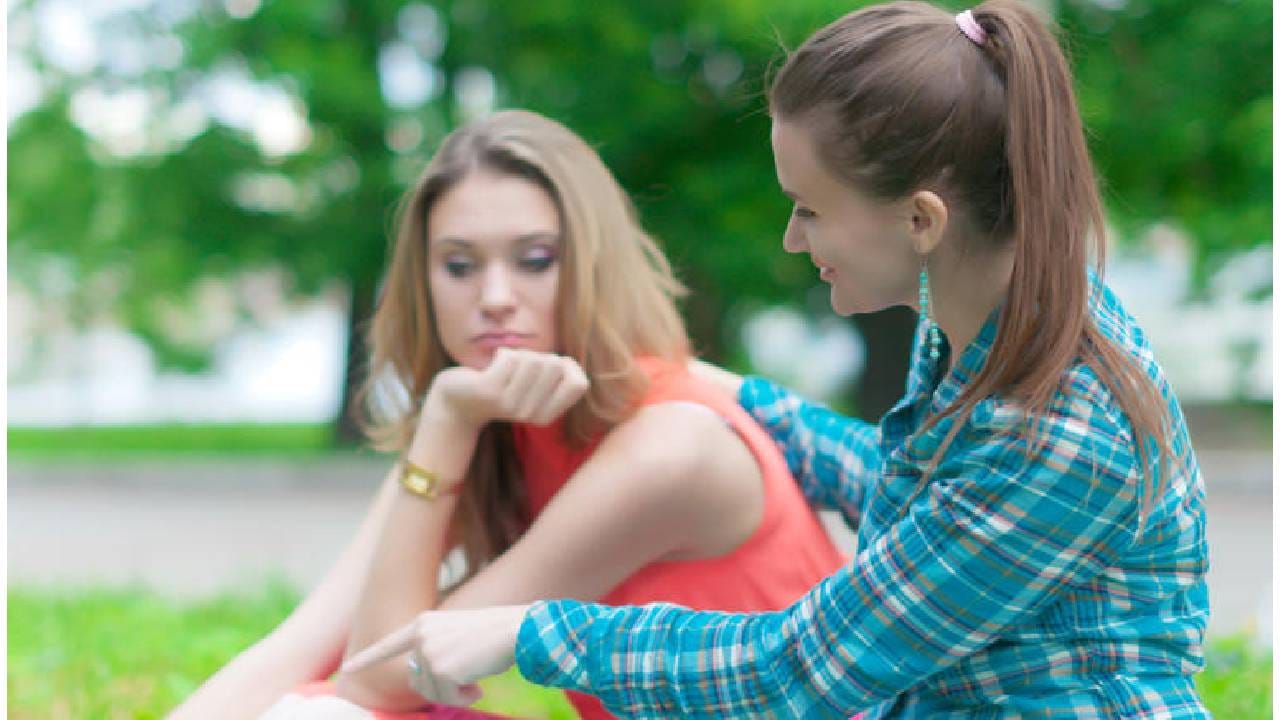 आपण नेहमी त्याच्यासाठी उपलब्ध रहावे अशी त्याची अपेक्षा आहे, तो मात्र उपलब्ध नसतो.