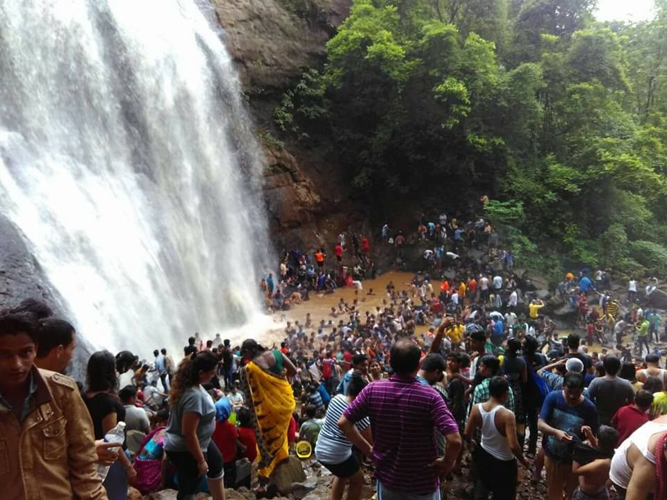 उलटा धबधबासाठी गुरुत्वाकर्षणाचा नियम लागू आहे. परंतु या ठिकाणी वारा खूप वेगाने वाहतो. यामुळे वाऱ्याचे बल गुरुत्वाकर्षणाच्या बलापेक्षा जास्त असते. त्यामुळे धबधब्याचे पाणी वर उडते.