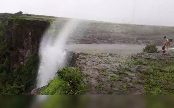 पाटण तालुक्यातील तारळे येथेही सडावाघापुरात उलटा धबधबा आहे. या उलट्या धबधब्यास पाहण्यासाठी  पर्यटकांची नेहमी गर्दी असते. 