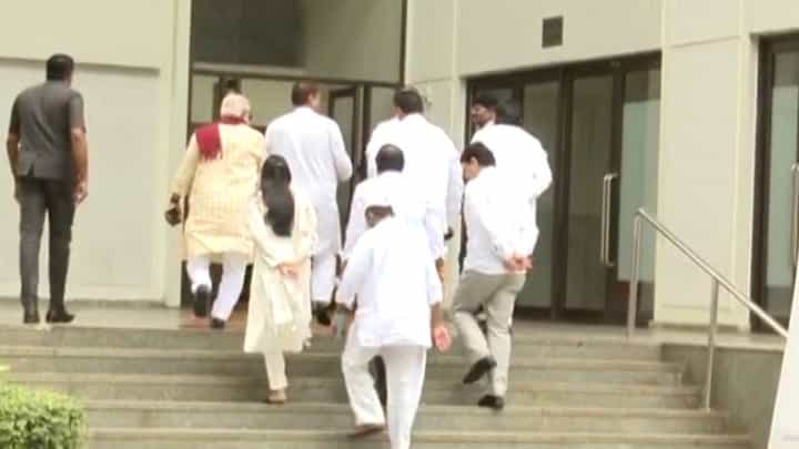 NCP Minister Meet Sharad Pawar: मोठी बातमी! राष्ट्रवादीच्या बंडखोर नेत्यांनी घेतली शरद पवार यांची भेट NCP Minister Meet Sharad Pawar: मोठी बातमी! राष्ट्रवादीच्या बंडखोर नेत्यांनी घेतली शरद पवार यांची भेट