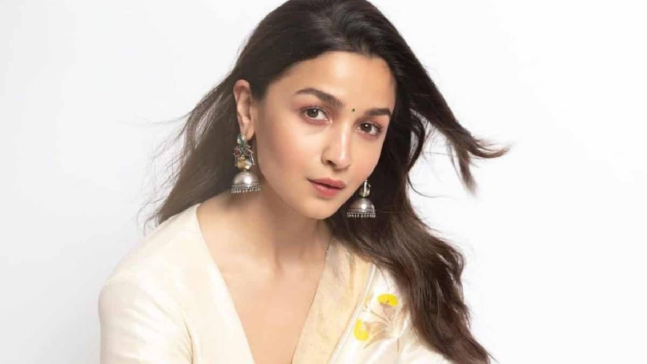 Alia Bhatt | आलिया भट्ट हिचा मोठा खुलासा, थेट 'या' व्यक्तीने म्हटले, तू कधीच चांगली आई नाही होऊ शकत Alia Bhatt | आलिया भट्ट हिचा मोठा खुलासा, थेट 'या' व्यक्तीने म्हटले, तू कधीच चांगली आई नाही होऊ शकत