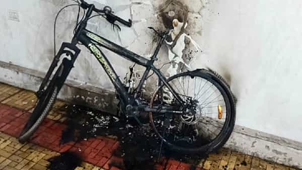 राष्ट्रवादी काँग्रेसचे आमदार रोहित पवारांच्या पुण्यातील कार्यालयातील साहित्य पेटवण्याचा धक्कादायक प्रकार उघड झाला आहे. या प्रकरणी पोलिसांत तक्रार दाखल करण्यात आली आहे.