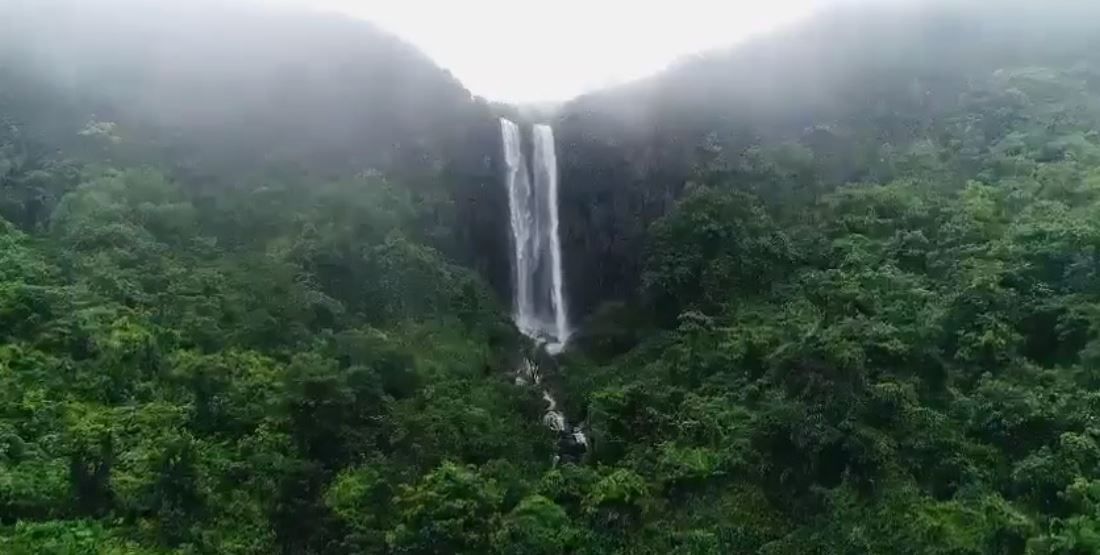 आंबोली प्रमाणे सिंधुदुर्गमधील मांगली धबधबा आकर्षणाचे केंद्र आहे. कर्नाटक, गोवा आणि महाराष्ट्र या तीन राज्यांच्या सीमेवर मांगोली हा धबधबा आहे. या ठिकाणी वर्षा पर्यटनासाठी गर्दी झालीय.