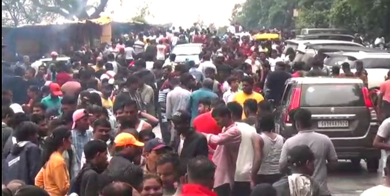 विकेंडच्या सुट्टीचा आनंद लुटण्यासाठी मोठ्या संख्येने पर्यटक आंबोलीत दाखल झाले आहेत. त्यामुळे आंबोलीत तुफान गर्दी झाली आहे. राज्यासह परराज्यातील पर्यटक मोठ्या प्रमाणावर आंबोलीत दाखल झाले आहेत.