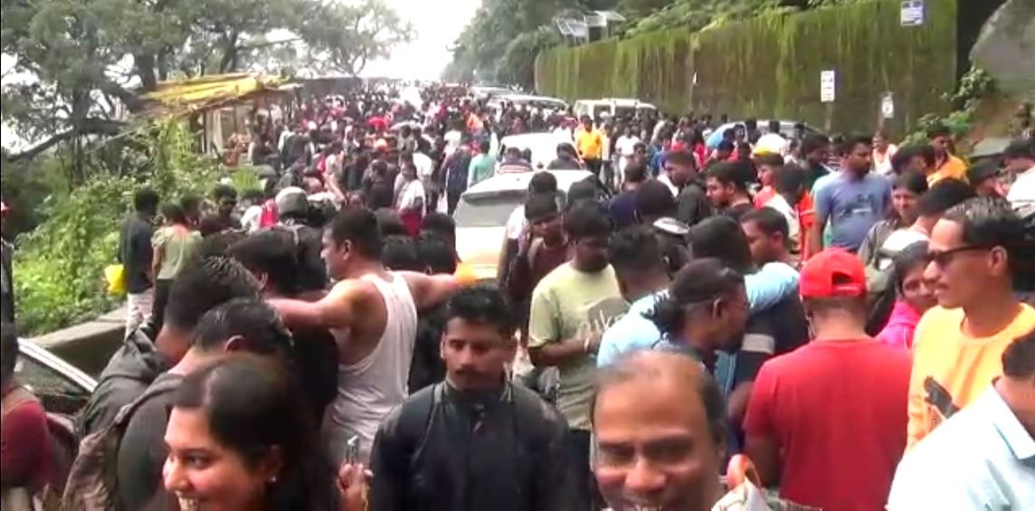 रस्त्याच्या कडेला असलेल्या आंबोली धबधब्यावर पर्यटकांच्या गर्दीचे मोठे लोंढेच्या लोंढे उसळले आहे. यामुळे रस्त्यावर वाहतूक कोंडी झाली आहे.