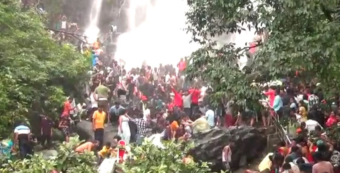 महाराष्ट्राची चेरापुंजी म्हणून आंबोलीची ओळख आहे. या ठिकाणचे मुख्य आकर्षण म्हणजे आंबोलीच्या परिसरात उंचावरून फेसाळत कोसळणारा धबधबा आहे.