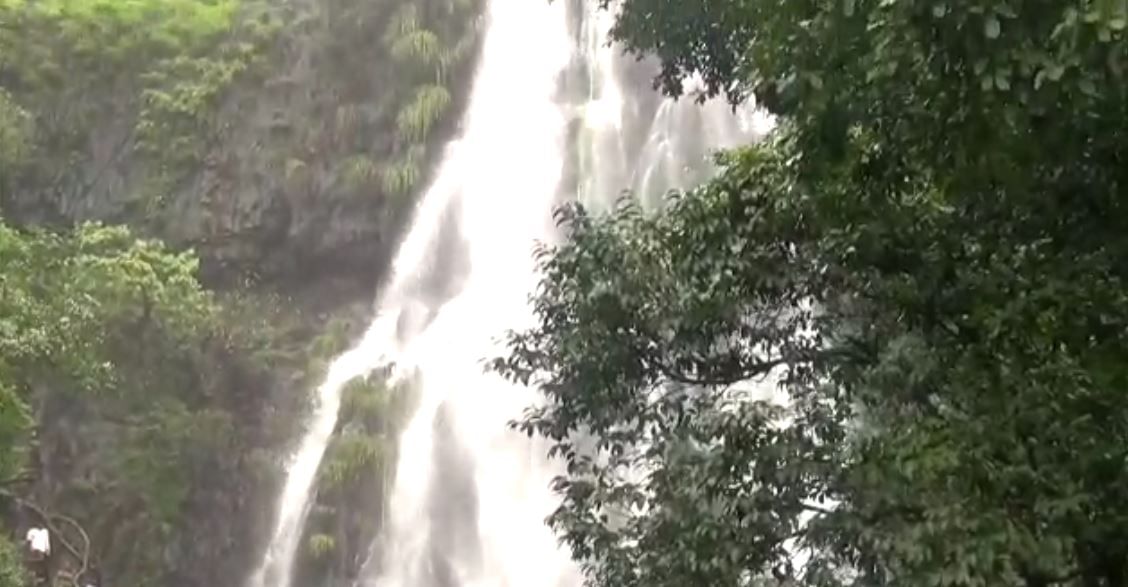 मांगोली धबधबा उंच डोंगर कपारीतून कोसळतो. सिंधुदुर्गमधील दोडामार्ग तालुक्यातील मांगेली गावचा मनमोहक धबधबा पर्यटकांना आता आकर्षित करत आहे.